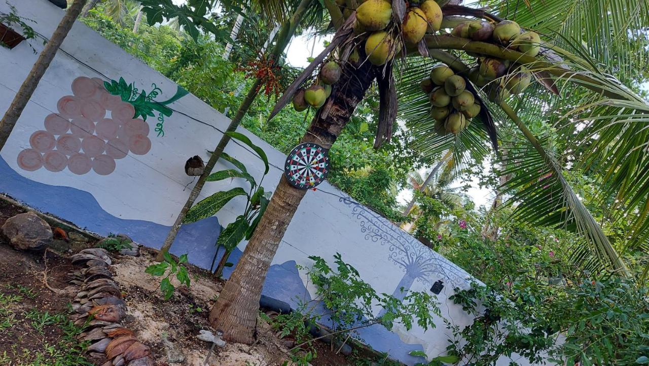 Wine Tree Garden Guesthouse มิริสซา ภายนอก รูปภาพ