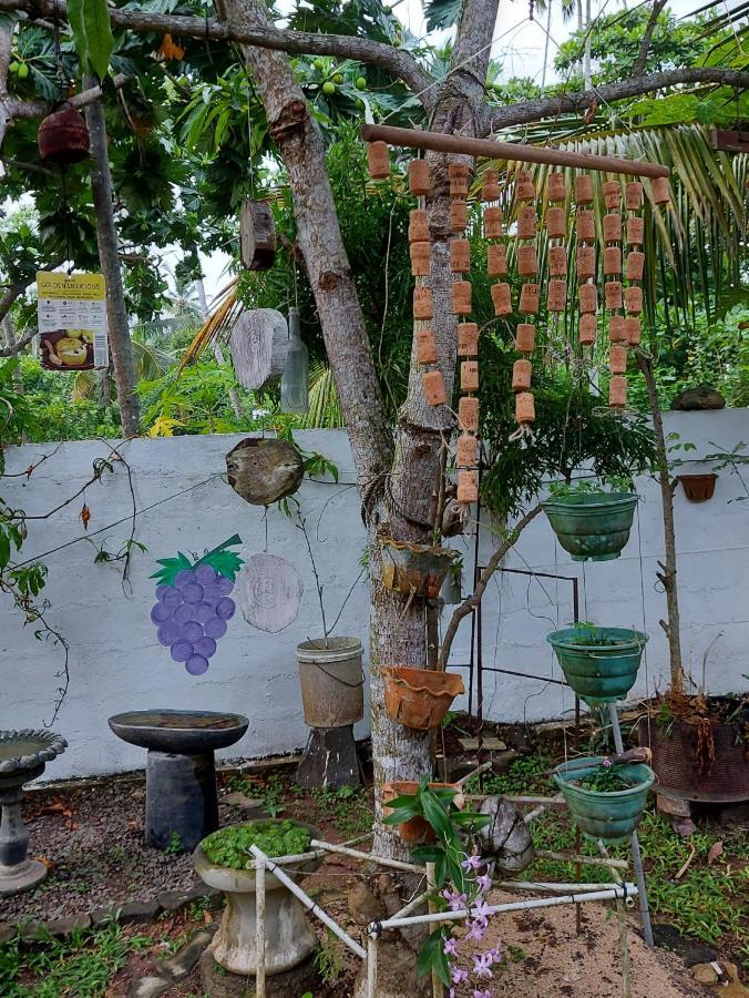 Wine Tree Garden Guesthouse มิริสซา ภายนอก รูปภาพ